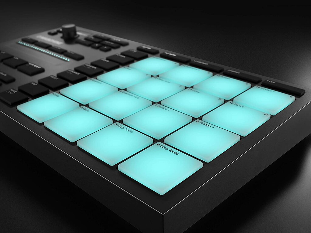 Native Instruments Maschine Mikro MK3 Production And Performance