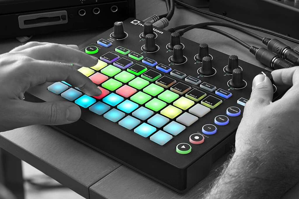 【美品・完動品】novation CIRCUIT groovebox Novation Circuit Tracks Groovebox | Sweetwater